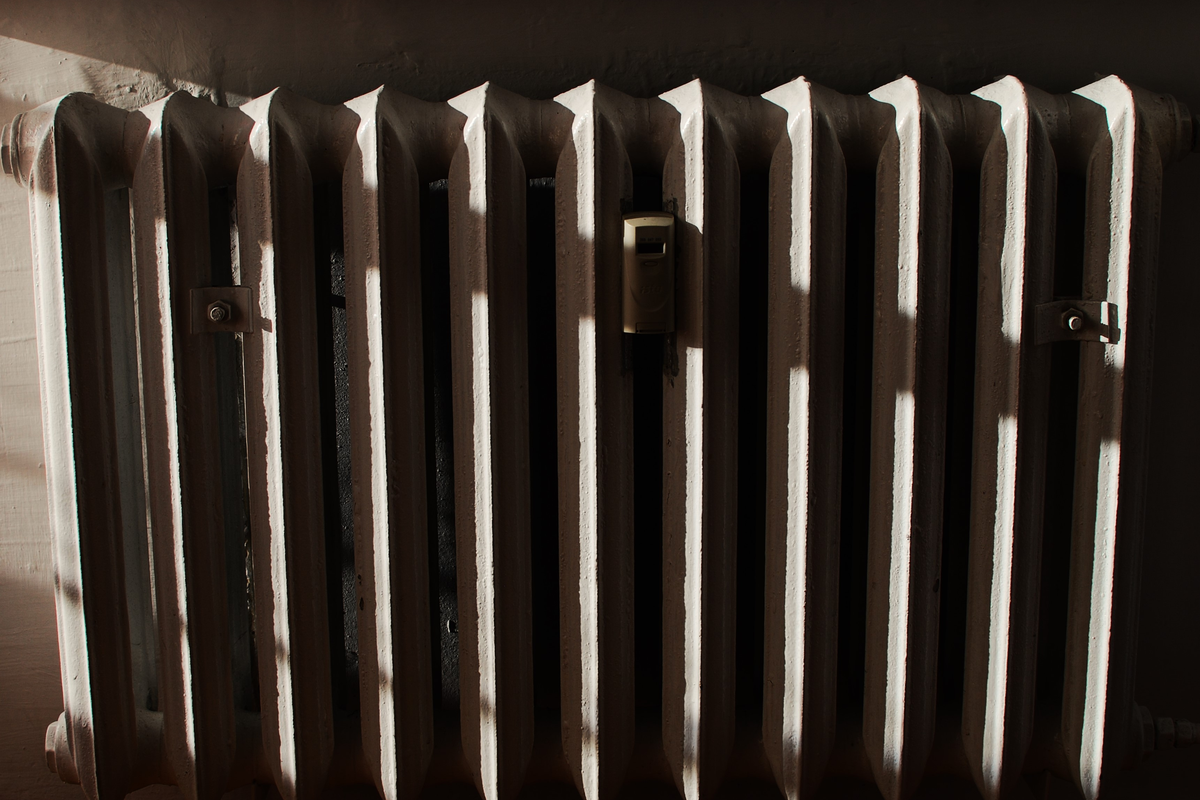 Radiador de aquecimento central numa divisão doméstica