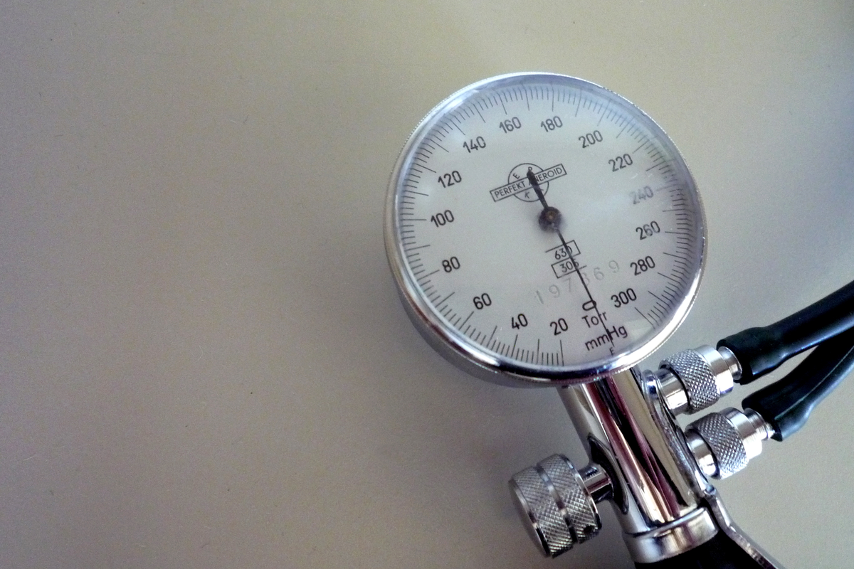 Manómetro de pressão mostrando leitura em bar para sistema de aquecimento