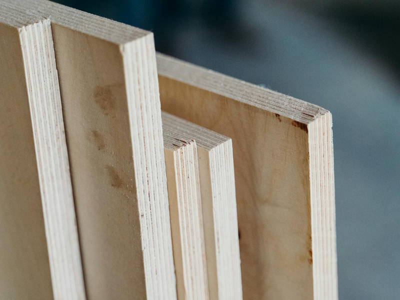 Painéis de contraplacado em close-up mostrando textura e grão para comparação de materiais