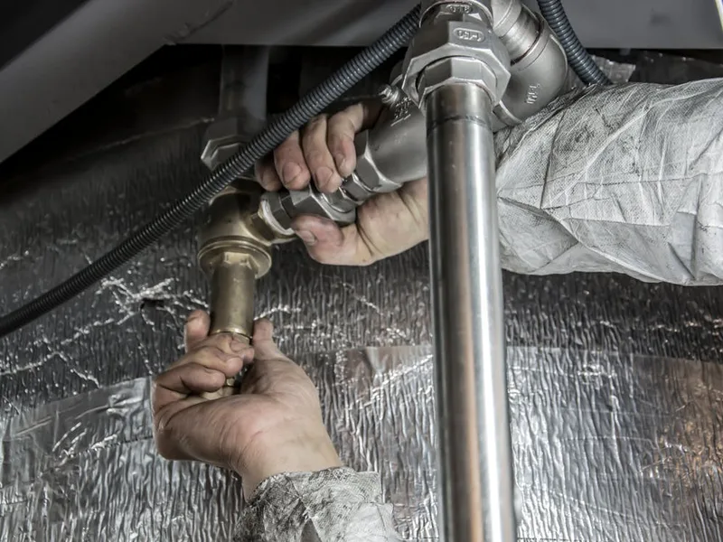 Passagem de tubagem pelo exterior com isolamento e calha de PVC