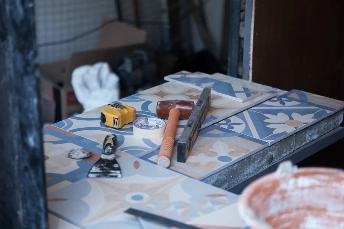Ferramentas de medição e azulejos durante preparação do pavimento para instalação de banheira freestanding