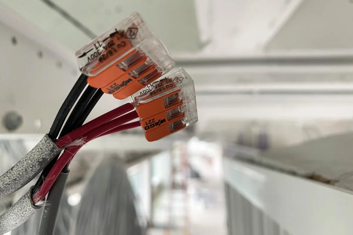 Bornes de ligação rápida a conectar fios elétricos — ligação segura de fios de luminária com bornes Wago