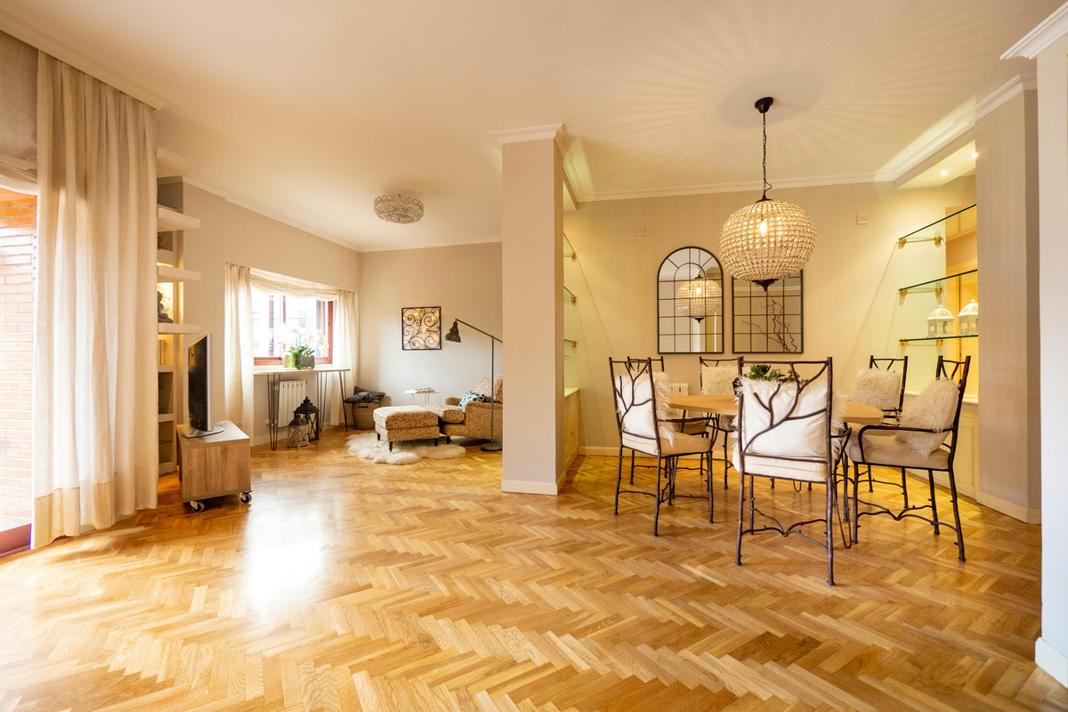 Sala com piso laminado instalado, ambiente europeu contemporâneo