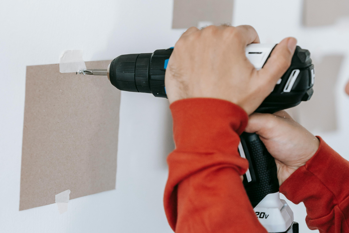 Furar parede com berbequim para fixar suporte de TV