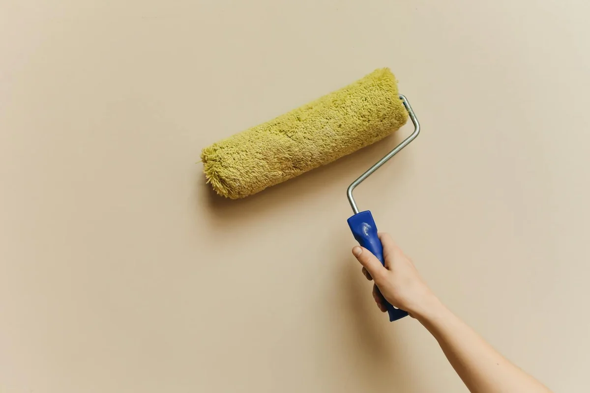 Aplicação de primário de aderência shellac com rolo de veludo em porta de móvel de cozinha — aderência sem lixar