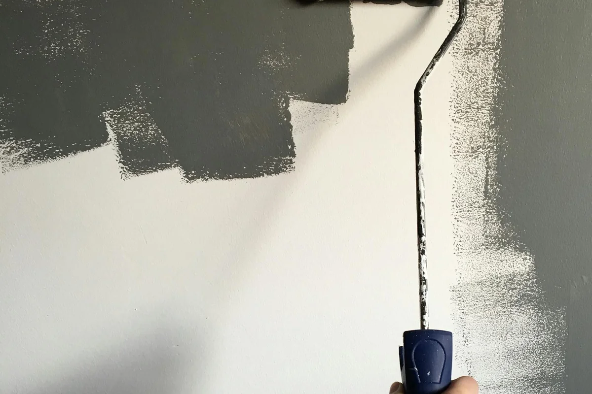 Aplicação de tinta esmalte aquoso com rolo de veludo 4 mm em porta de cozinha — acabamento profissional sem marcas