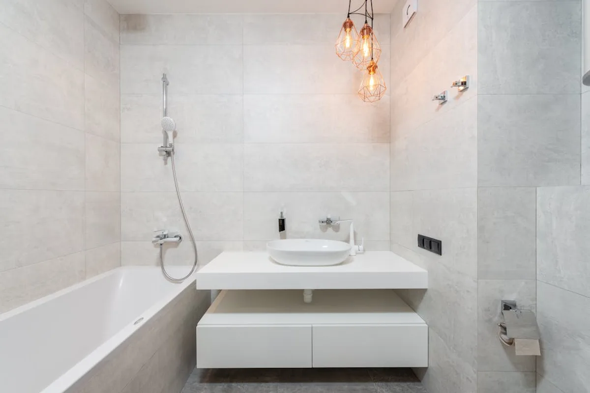 Casa de banho limpa e renovada com juntas de azulejos recarregadas — exemplo de reparação de alto impacto visual antes de vender a casa