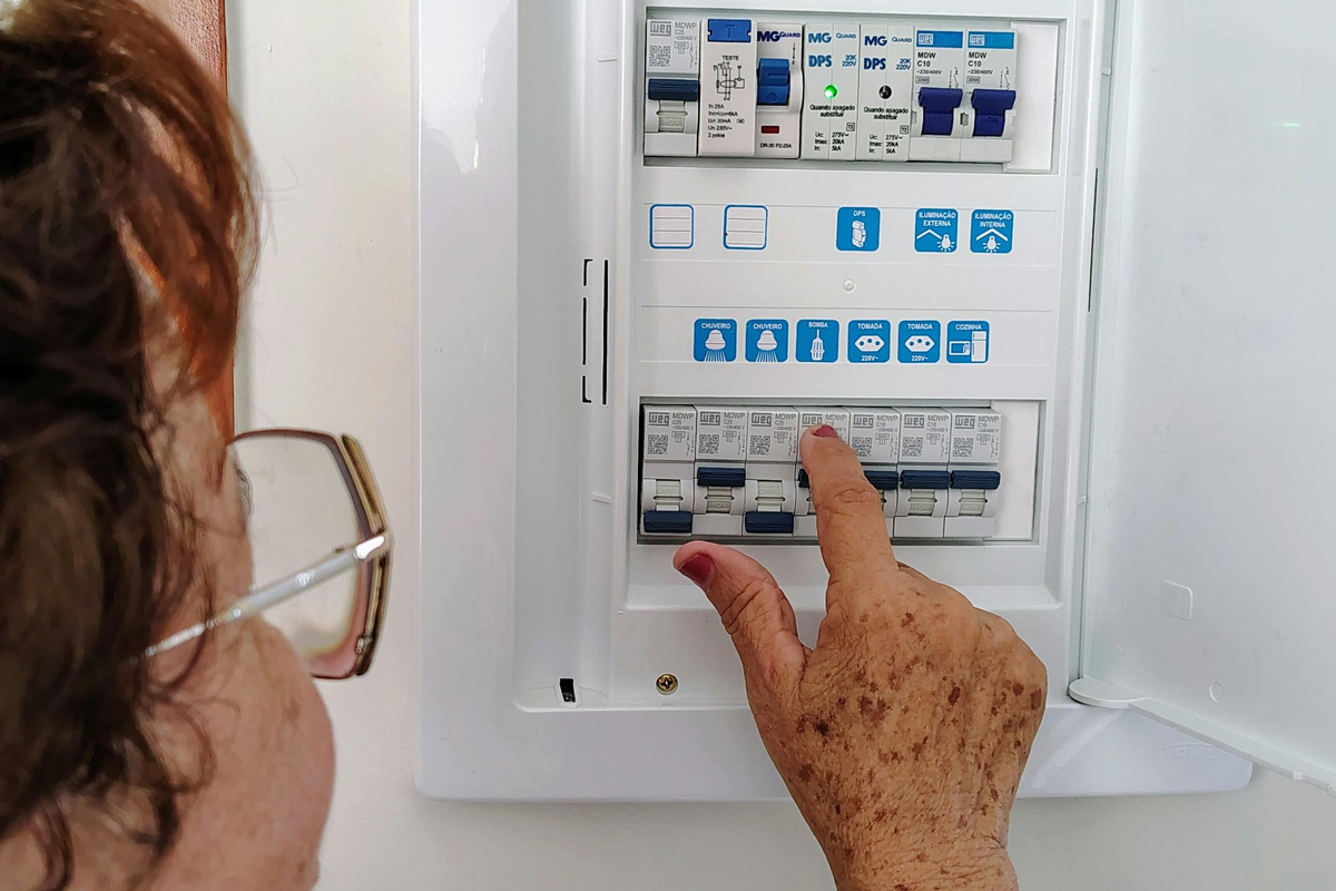 Quadro elétrico residencial aberto com disjuntores e diferencial visíveis