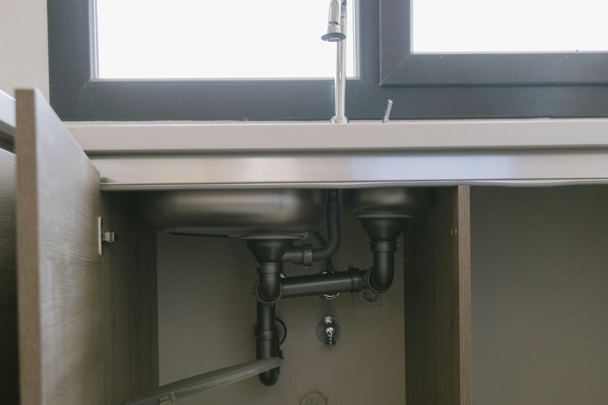 Válvulas de isolamento sob o lava-loiça da cozinha